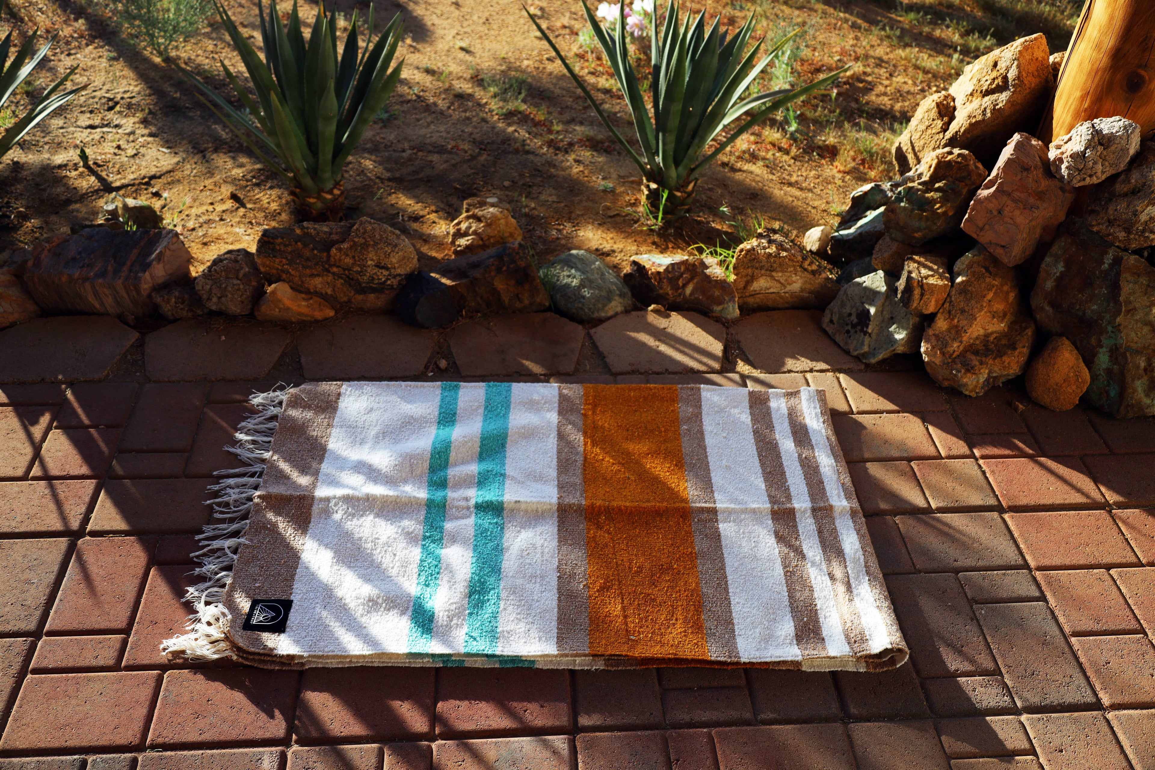 Plaid Fleur du désert tissé main - Conceptstore Royan